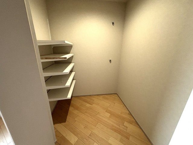 【収納】 | ◇◆茅ヶ崎市松が丘 新築戸建 残り1棟【NO,B】◆◇ | 7.1帖のサービスルーム内のクローゼットには可動棚が設置されており便利です！