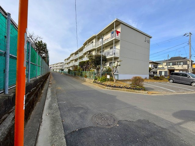 【前面道路含む現地写真】 | ◇◆茅ヶ崎市松が丘 新築戸建 残り1棟【NO,B】◆◇ | 海まで徒歩圏内で行くことができるエリアです！