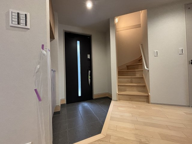【玄関】 | ◇◆茅ヶ崎市松が丘 新築戸建 残り1棟【NO,B】◆◇ | 玄関ドアからも採光があり明るい玄関スペース