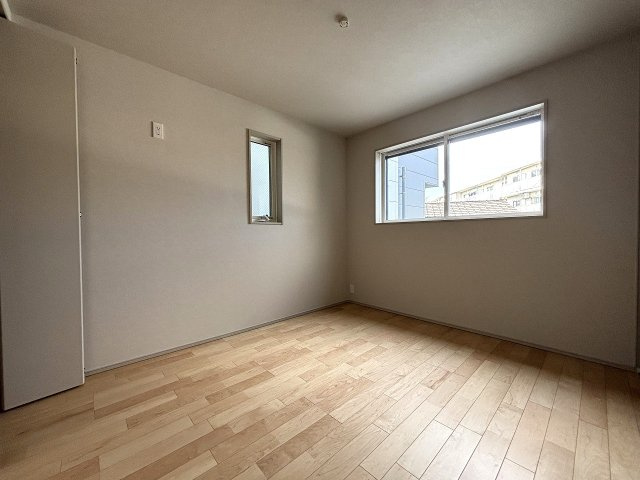 【洋室】 | ◇◆茅ヶ崎市松が丘 新築戸建 残り1棟【NO,B】◆◇ | 1階5.2帖の洋室にはクローゼットが2ヶ所設置されておりお部屋がすっきり保てます。