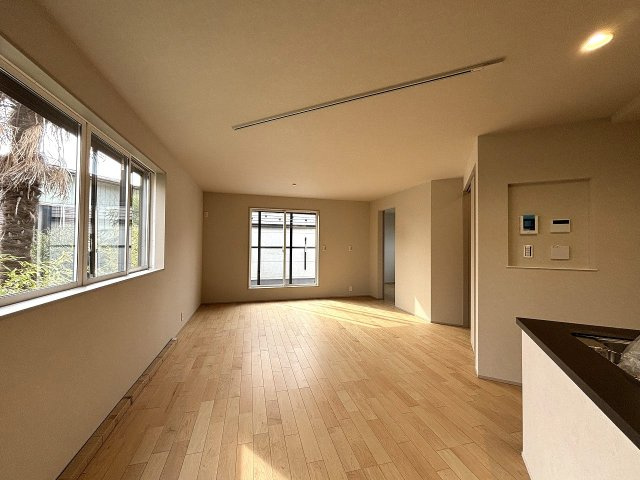 【居間・リビング】 | ◇◆茅ヶ崎市松が丘 新築戸建 残り1棟【NO,B】◆◇ | 大きな窓が開放感ある空間を演出。床暖房付きで足元あったか