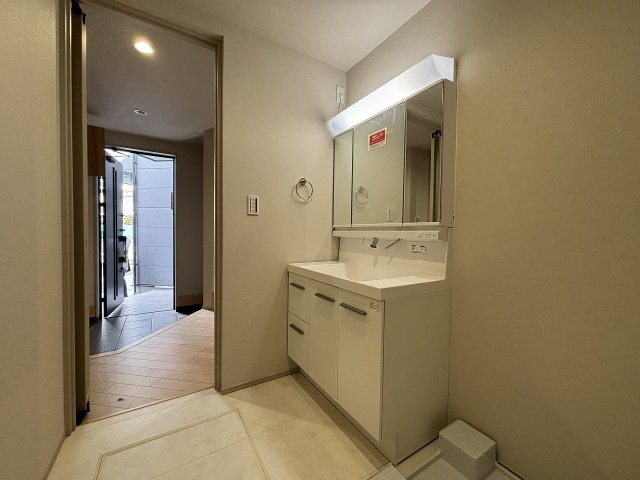 【独立洗面台】 | ◇◆茅ヶ崎市松が丘 新築戸建 残り1棟【NO,B】◆◇ | 玄関正面に洗面所があり帰宅後すぐに手が洗える生活動線の良い家