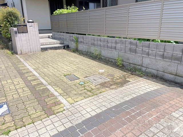 守谷市薬師台4丁目　中古戸建ての駐車場|1台分のカースペース！