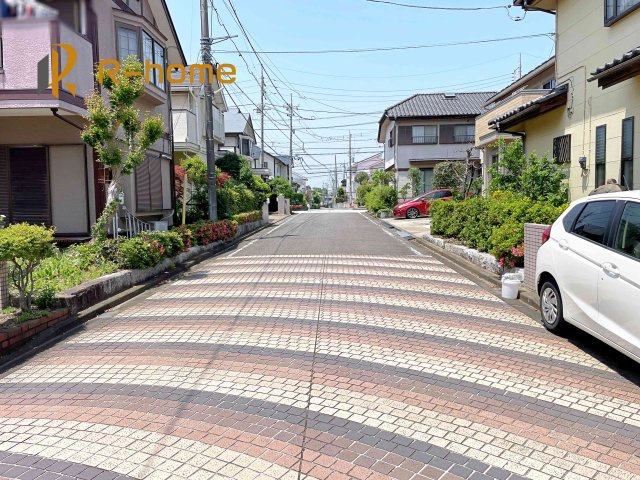 守谷市薬師台4丁目　中古戸建ての前面道路含む現地写真|周辺環境も併せて案内致します♪
閑静な住宅地で笑顔あふれる新生活！
ぜひ現地へお越しください♪