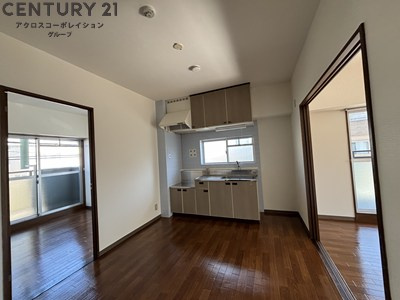 左右のお部屋に窓があり、日当たり良好です。