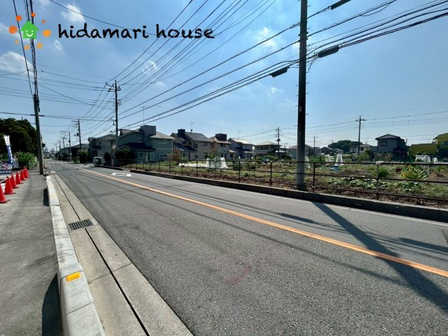 伊奈町栄5丁目　新築戸建　ハートフルタウンAの前面道路含む現地写真