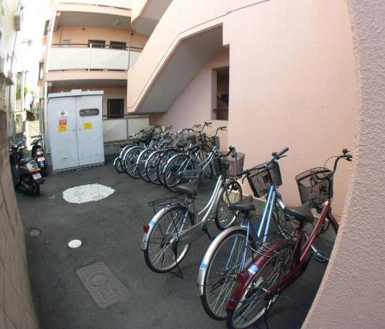 小若江スカイハイツの駐車場