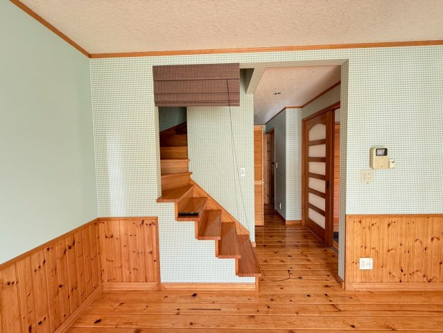 昭和南6丁目　中古住宅の内装|リビング階段