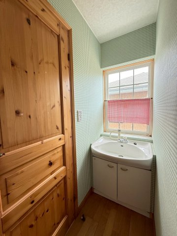 昭和南6丁目　中古住宅の独立洗面台|2階トイレ横に洗面スペース付き！