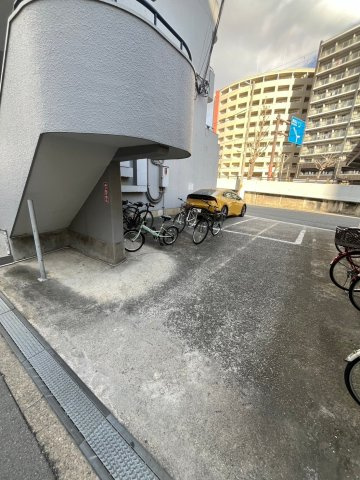 中津スカイビルの駐車場