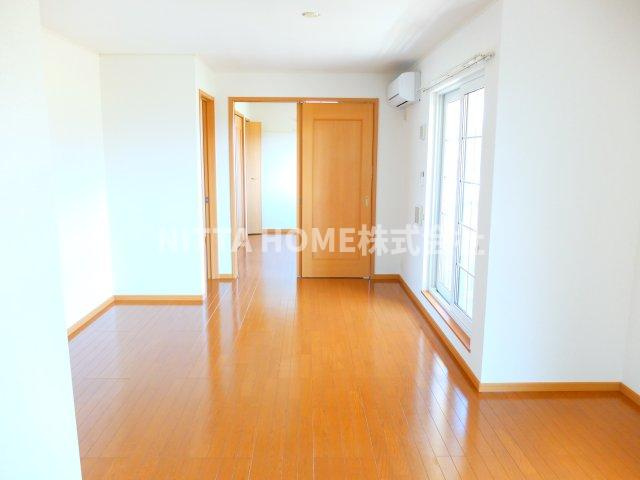 ラ・フルール壱番館の居間・リビング|明るい光が差し込みます♪