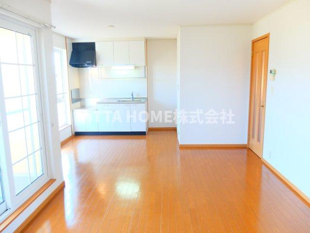 ラ・フルール壱番館の居間・リビング|12.6帖ダイニングキッチン◆