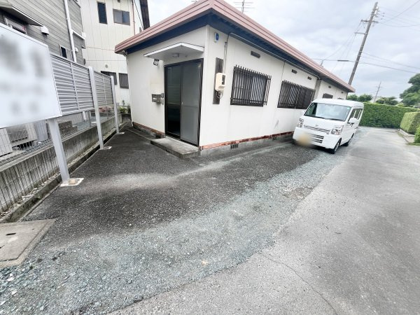 小松貸事務所の駐車場