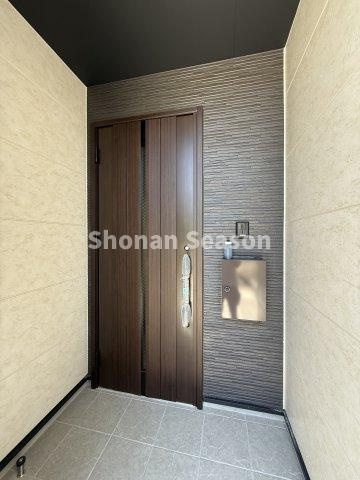 【玄関】 | 不在時でもお好きなタイミングで荷物が受け取れる「宅配BOX」
ネットショッピングの頻度高いお客様にも、重宝しますよ♪