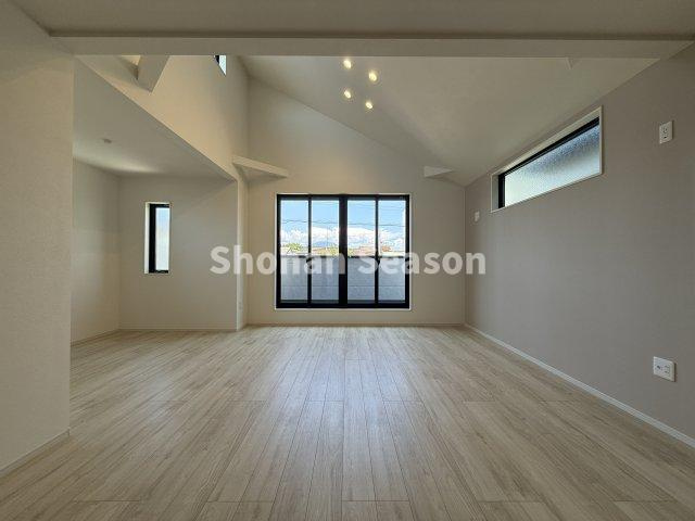 【居間・リビング】 | 勾配天井で奥行きのある空間を演出◎
開放的で、ついついゲストを招きたくなる素敵なリビングです♪