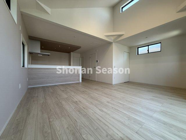 【居間・リビング】 | たっぷり陽光が降り注ぐ20帖の大型2階リビング◎
ソファ・テーブルを置いても、スペースにゆとりがございます♪