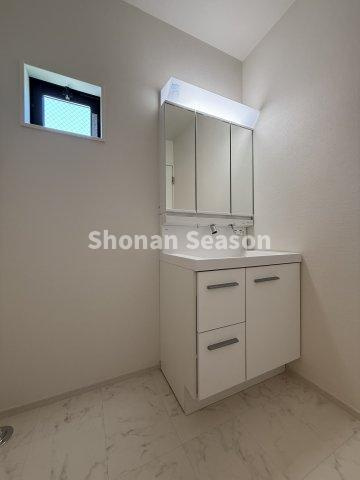 【独立洗面台】 | ミラー裏部分にも収納スペースを確保◎
機能性に優れた独立洗面台をご用意しました♪