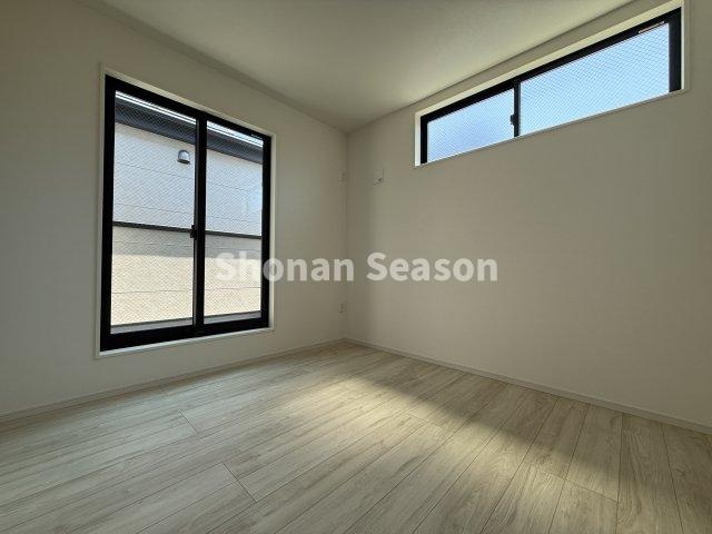 【洋室】 | スペース十分な居室は全4部屋ございます。
全室フローリングなので、毎日のお掃除もラクラクですよ♪