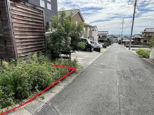戸建　田原市田原町柳ヶ丘の前面道路含む現地写真|北西側幅員約5.0ｍの公道に約3.4ｍ接します。