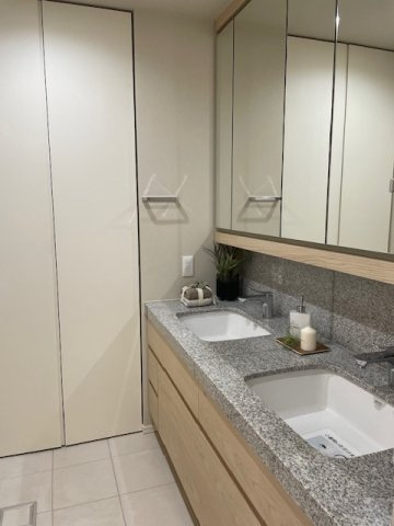 ザ・パークハウス晴海タワーズ ティアロレジデンスの独立洗面台|２洗面ボウル　奥の扉は洗濯機置場