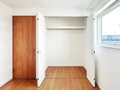 【収納】 | 大阪市東淀川区下新庄４丁目　築後未入戸建 | 【洋室4.5帖】一度、実際にご覧になってみませんか？暮らしやすい周辺環境も含め、スタッフがご案内いたします。お家探しの第一歩としてでも大丈夫です(^^)/お気軽にお問い合わせ下さいね♪