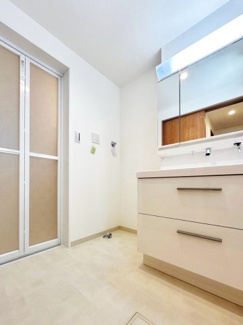 【洗面所】 | 大阪市東淀川区下新庄４丁目　築後未入戸建 | 【洗面】白を基調とした明るい洗面室です!(^^)!