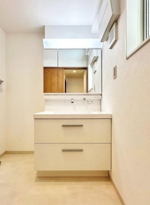 【独立洗面台】 | 大阪市東淀川区下新庄４丁目　築後未入戸建 | 【洗面台】三面鏡の裏には歯ブラシなどの小物を収納でき水回りを清潔に保つことができます。もちろん、洗面下の引き戸にも収納可能です(^^)/