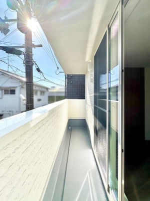 【バルコニー】 | 大阪市東淀川区下新庄４丁目　築後未入戸建 | 【2階南向きバルコニー】南向きバルコニーで陽当り良好！洗濯物がよく乾きそうですね。