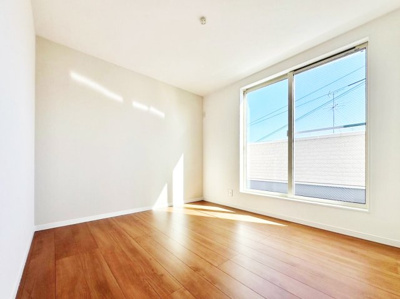 【洋室】 | 大阪市東淀川区下新庄４丁目　築後未入戸建 | 【洋室5.3帖】南側からの日差しが入り日中は明るく暖かいお部屋です(^^)