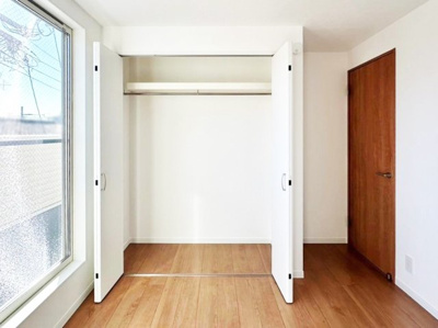 【収納】 | 大阪市東淀川区下新庄４丁目　築後未入戸建 | 【洋室5.3帖】（株）ゆいホームでは、ご購入・ご売却・住宅ローンなどのあらゆるご相談にお応えします。 もちろん相談は無料です！まずはお気軽にお電話下さい。