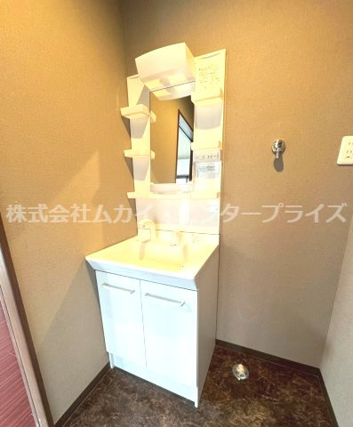 モダンクラウドの独立洗面台