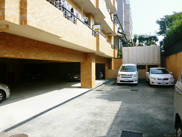 スカイヒルズ植田の駐車場