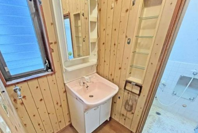 【中古】鶴ヶ島市下新田中古住宅の独立洗面台|朝の身支度に欠かせない洗面台です！