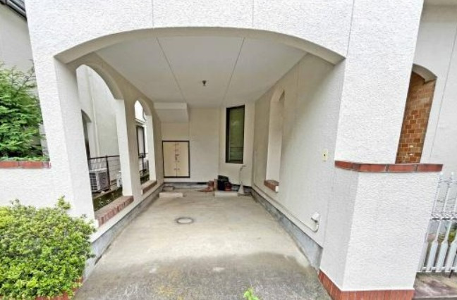 【中古】鶴ヶ島市下新田中古住宅の駐車場|カースペース♪雨の日も安心です！