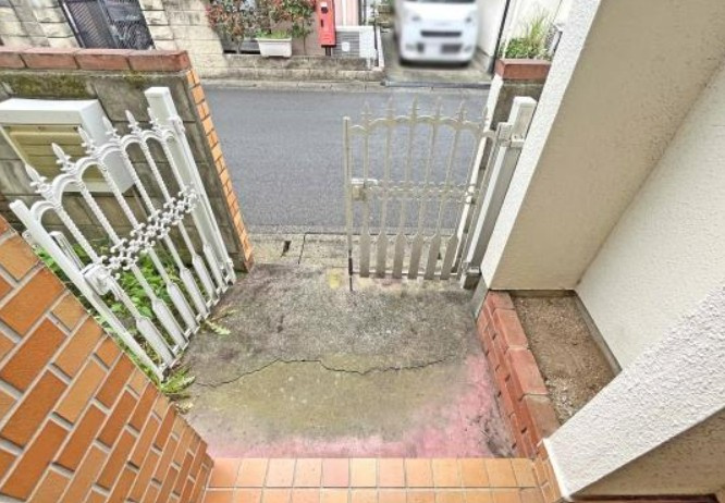 【中古】鶴ヶ島市下新田中古住宅の玄関|玄関アプローチです！