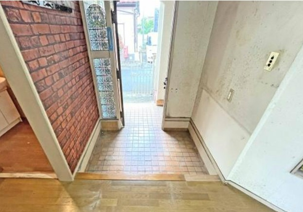 【中古】鶴ヶ島市下新田中古住宅の玄関|明るい玄関ホールです☆
