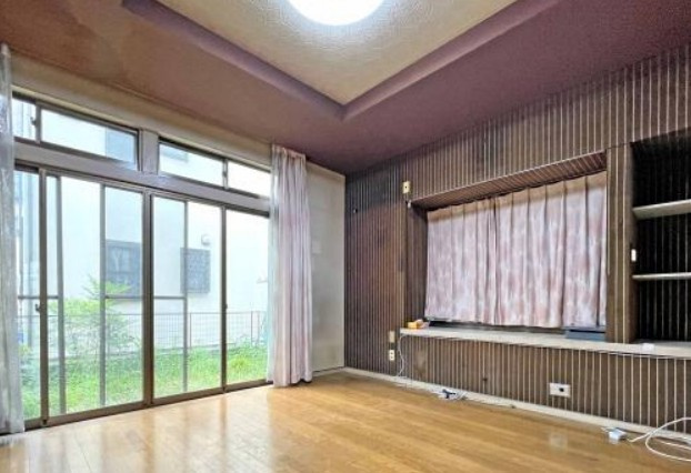 【中古】鶴ヶ島市下新田中古住宅の居間・リビング|窓も多く採光・採風しっかりとれています！