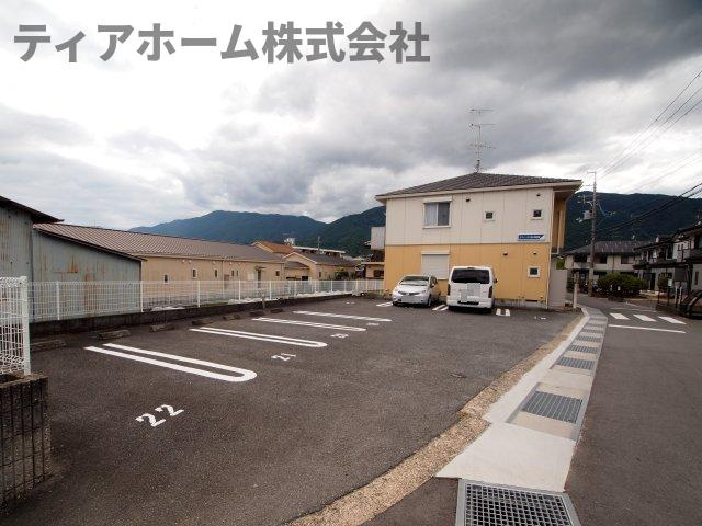 ラフィーネ三室参番館の駐車場