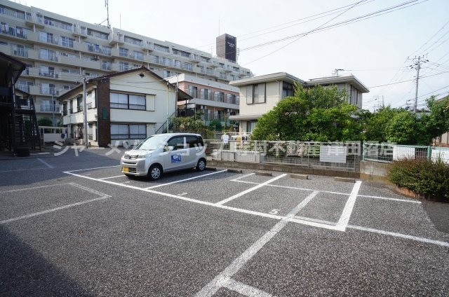 メゾンラフィーネⅢの駐車場