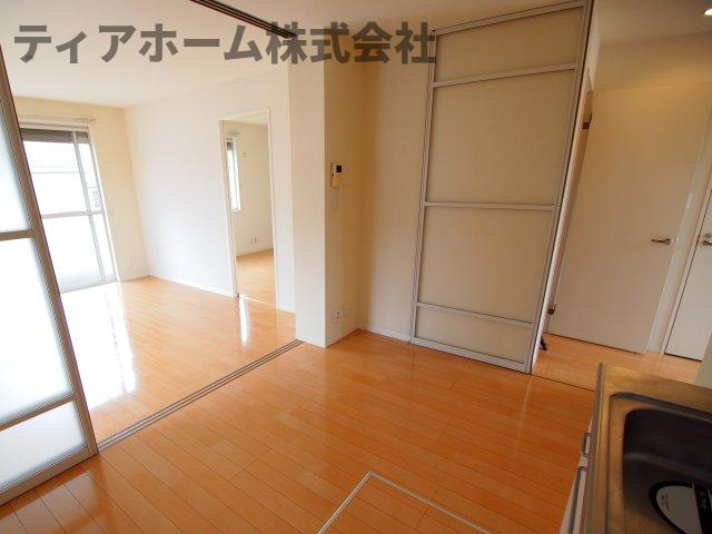 ラフィーネ三室参番館の居間・リビング|こちらのリビングで趣味の時間をお楽しみください