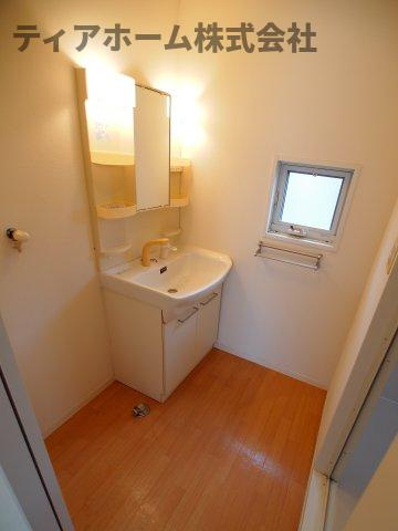 ラフィーネ三室参番館の洗面所|脱衣スペースもあります