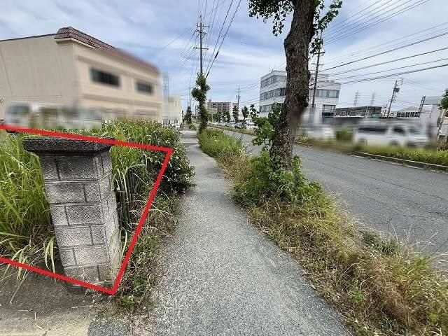 売地　豊橋市羽根井西町の前面道路含む現地写真|前面道路南西側幅員約11.0ｍの公道に約10.9ｍ接する（歩道あり）