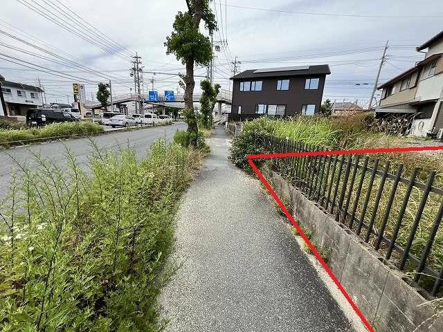 売地　豊橋市羽根井西町の前面道路含む現地写真|前面道路南西側幅員約11.0ｍの公道に約10.9ｍ接する（歩道あり）