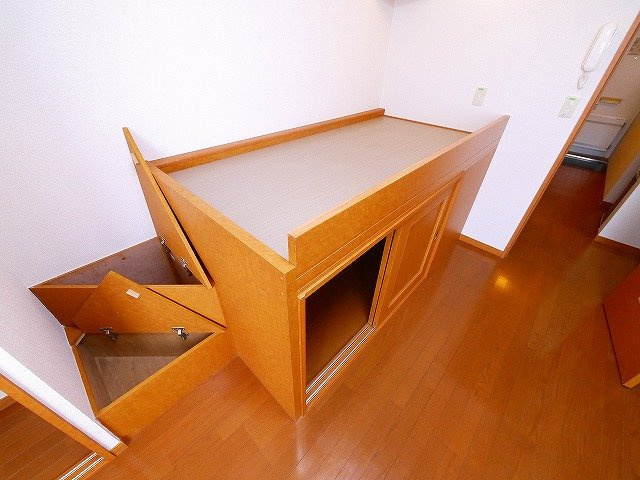 レオパレス寧楽の寝室|広くて明るい寝室