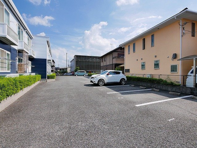 レオパレス寧楽の駐車場|車をお持ちの方に嬉しい駐車場付きの物件です