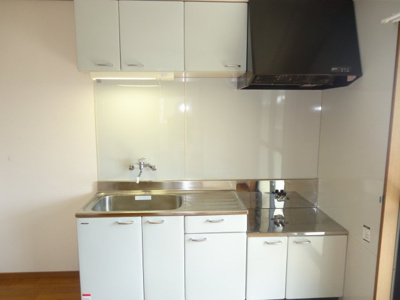 【キッチン】 | 小砂ハイツ | 吊戸棚付きキッチン　※左右反転・イメージ