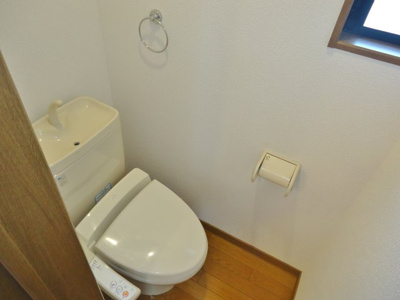 【トイレ】 | 小砂ハイツ | 温水洗浄暖房便座　※左右反転・イメージ