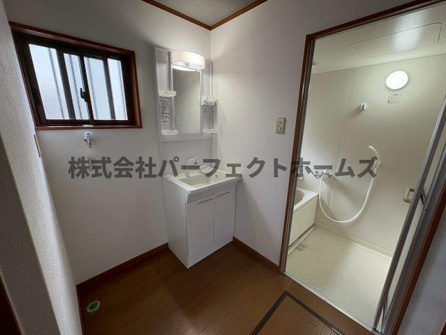 木屋元町テラスハウス　賃貸の洗面所|明るい洗面所です