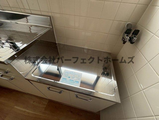 木屋元町テラスハウス　賃貸のキッチン|コンパクトなキッチンで掃除もラクラク