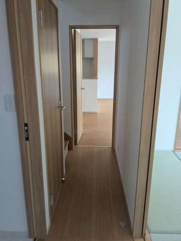いろどりアイタウン　安中市秋間みのりが丘22-P1のその他|室内は明るい色調でまとめられています。